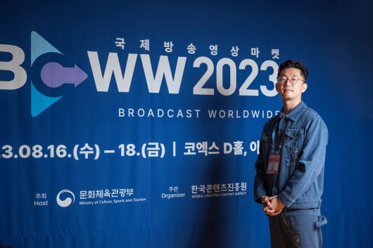 ‘성난 사람들’의 각본을 쓰고 연출한 이성진 감독은 16일 서울 강남 코엑스에서 열린 한국콘텐츠진흥원 주관 2023 국제방송영상마켓(BCWW) 특별 세션 〈‘성난 사람들’ 시대를 살아가는 크리에이터-글로벌 콘텐츠 시장속 아시아계 창작자들〉에 참가해 “‘성난 사람들’은 몇 년 전 내 경험에서 비롯된 이야기다. 신호대기중 초록색깔로 바뀐걸 빨리 보지 못하자 뒤에 있던 백인 운전자가 경적을 마구 울리고 소리를 지르고 난폭운전까지 했다”고 말했다. 다음은 그와의 일문일답이다.