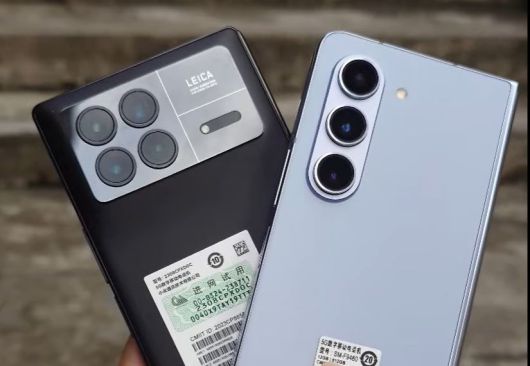 샤오미 ‘믹스 폴드3’(왼쪽)과 삼성전자 ‘갤럭시Z폴드5’ [유튜브 채널 Trendy Tech Review.Shop.]