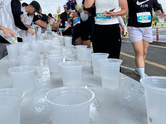 지난 17일 열린 제17회 선사마라톤대회 급수대에서 다회용 컵에 담긴 음료를 마시는 참가자들. [와이퍼스 제공]