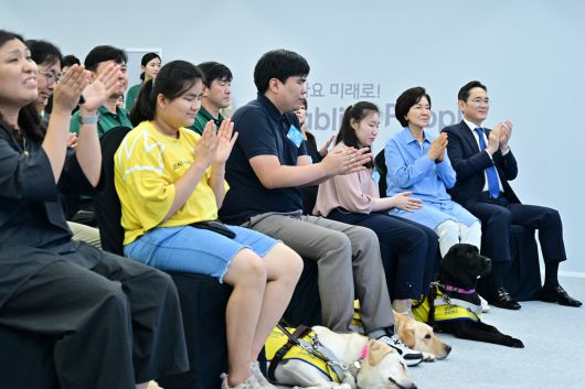 이경석(왼쪽에서 세번째) 씨와 안내견 단풍이가 19일 용인 삼성화재 안내견학교에서 열린 삼성 안내견 사업 30주년 기념식에 참석했다. 이날 행사에는 이재용(맨 오른쪽) 삼성전자 회장과 홍라희(오른쪽에서 두번째) 전 리움미술관장이 참석했다. [삼성전자 제공]