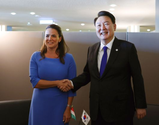 제78차 유엔 총회 참석차 미국을 방문한 윤석열 대통령이 20일(현지시간) 뉴욕에서 열린 한·헝가리 정상회담에서 카탈린 노박 헝가리 대통령과 악수하며 기념 촬영을 하고 있다. [연합]