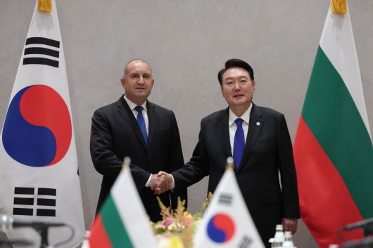 제78차 유엔 총회 참석차 미국을 방문한 윤석열 대통령이 20일(현지시간) 뉴욕에서 열린 한·불가리아 정상회담에서 무멘 라데프 불가리아 대통령과 악수하며 기념 촬영을 하고 있다. [연합]