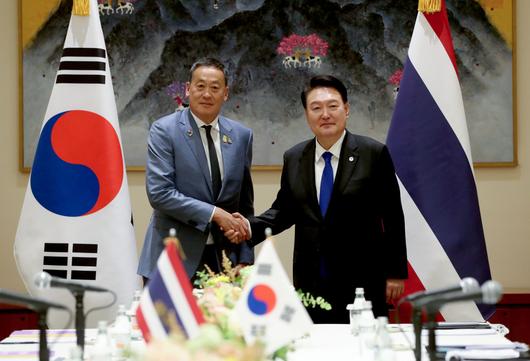 제78차 유엔 총회 참석차 미국을 방문한 윤석열 대통령이 20일(현지시간) 뉴욕에서 열린 한·태국 정상회담에서 세타 타위신 태국 총리와 악수하고 있다. [연합]