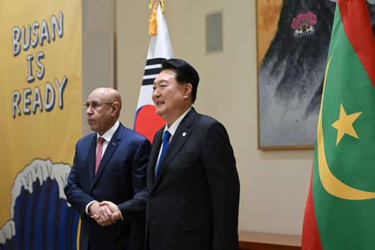 제78차 유엔총회 참석차 미국을 방문 중인 윤석열 대통령이 20일(현지시간) 뉴욕에서 열린 한·모리타니아 정상회담에서 무함마드 오울드 가즈와니 모리타니아 대통령과 기념촬영을 하고 있다. [연합]