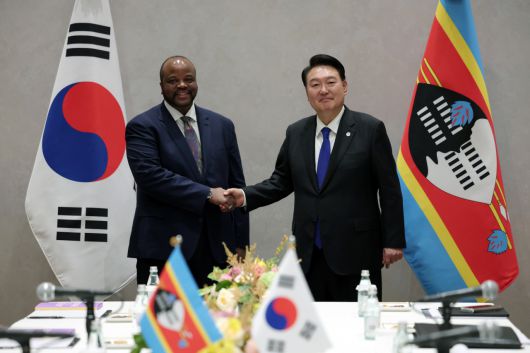 미국을 방문 중인 윤석열 대통령이 20일(현지시간) 뉴욕에서 열린 한·에스와티니 정상회담에서 음스와티 3세 에스와티니 국왕과 기념촬영을 하고 있다. [연합]