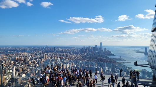 뉴욕 허드슨 야드의 100층 높이 야외전망대 ‘엣지(Edge)’ 방문객들이 탁 트인 시야로 뉴욕의 풍광을 즐기고 있다. [김수한 기자]