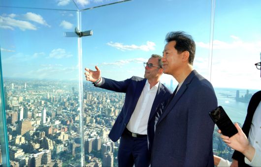 오세훈 서울시장이 뉴욕 허드슨 야드의 100층 높이 야외전망대 ‘엣지(Edge)’를 방문하고 있다. [서울시 제공]