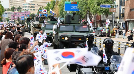 15일 오후 인천시 중구 경인로에서 열린 '제73주년 인천상륙작전 전승기념 호국보훈 거리행진'에서 육군 전차 등 기갑차량들이 퍼레이드 하고 있다. [연합]