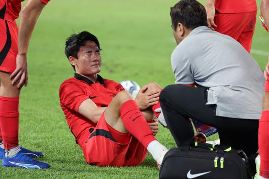 4일 중국 항저우 황룽 스포츠센터 스타디움에서 열린 2022 항저우 아시안게임 남자축구 4강전 대한민국과 우즈베키스탄의 경기. 엄원상이 거친 태클을 당한 뒤 고통을 호소하고 있다. [연합]