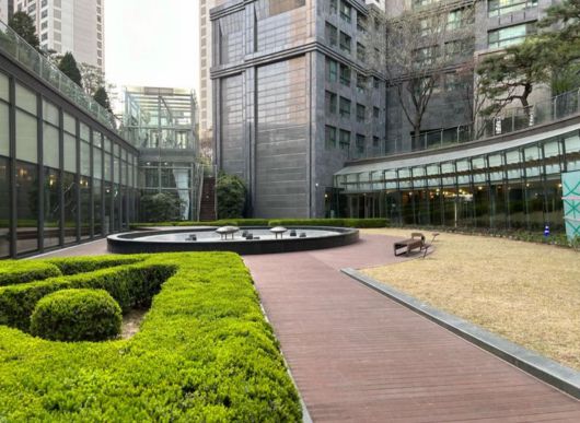 서울 서초구 반포동 래미안퍼스티지 단지 내 선큰 광장 모습. [호갱노노 갈무리]