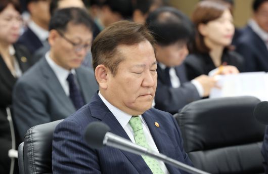 이상민 행정안전부 장관이 10일 오전 세종시 정부세종청사에서 열린 국회 행정안전위원회의 행정안전부, 인사혁신처 등의 국정감사에서 눈을 감고 있다. [연합]