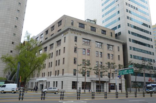 서울 중구에 있는 남대문로 한국전력공사 사옥. 1928년 12월 30일에 준공된 국내 최초의 근대적 오피스건물로, 경성전기주식회사 사옥으로 사용됐다. [문화재청 제공]