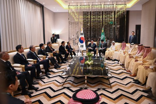 사우디아라비아를 국빈 방문 중인 윤석열 대통령이 22일(현지시간) 리야드 페어몬트 호텔에서 열린 한·사우디 투자포럼에 앞서 칼리드 알 팔레 사우디 투자부 장관, 류진 한국경제인협회장, 이재용 삼성전자 회장, 정의선 현대차 회장 등 주요인사들과 환담하고 있다. [연합]