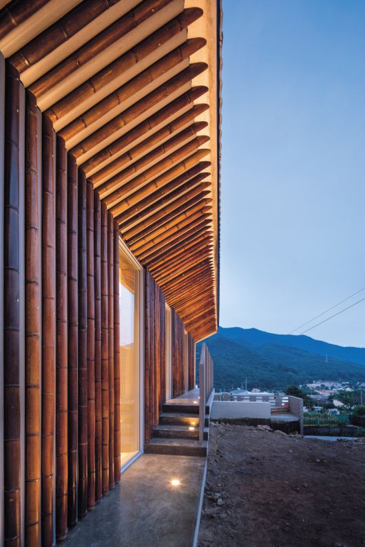 ‘집을 짓다 보면 10년은 늙는다’는 말을 한다. 그만큼 집을 짓는 과정은 고민해야 할 것이 넘쳐나고 고생스러운 과정이라는 얘기일 것이다. 부지는, 규모는, 설계는 누구에게 등의 굵직한 것부터 콘센트 위치, 수전, 손잡이 색깔 등 사소한 것까지 신경 써야 할 부분은 산더미다. 거기에 집은 건축주의 삶의 방식, 성향, 기질까지 담을 수 있어야 한다. 자연스럽게 나누는 대화를 통해 이런 고민을 해결해 주는 건축가를 만났다.