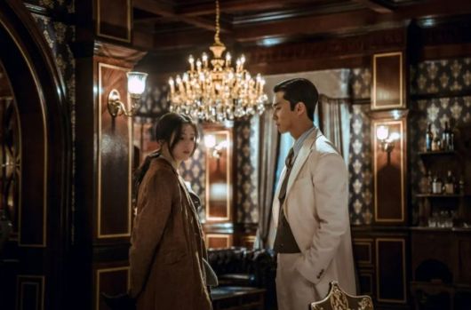 오는 12월 공개되는 넷플릭스 오리지널 콘텐츠 ‘경성크리처’. 1945년을 배경으로 하는 시대극에 크리처가 등장한다는 판타지 설정을 접목했으며 배우 한소희와 박서준이 출연한다. [넷플릭스 공식 유튜브 채널]