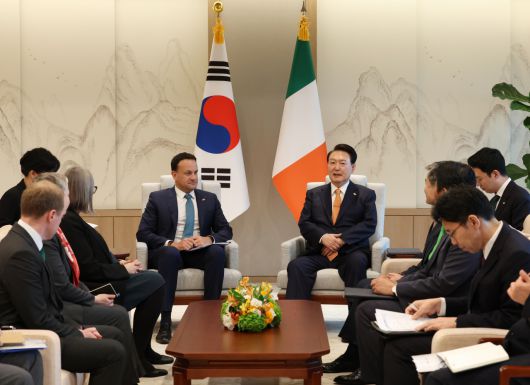 윤석열 대통령이 3일 서울 용산 대통령실 청사에서 레오 바라드카 아일랜드 총리와 한·아일랜드 정상회담을 하고 있다. [연합]