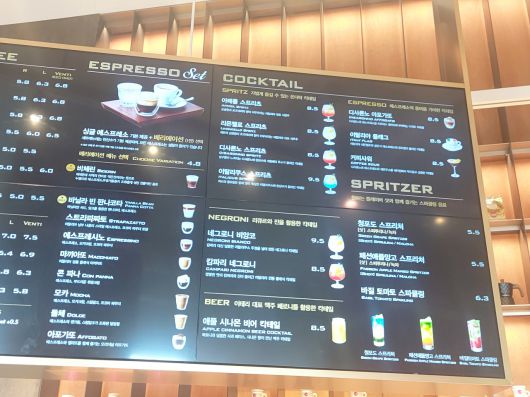 서울 중구에 위치한 파스쿠찌 센트로서울점 에스프레소 바의 메뉴판. 에스프레소가 들어간 칵테일 등 다양한 메뉴가 판매되고 있다. 김희량 기자