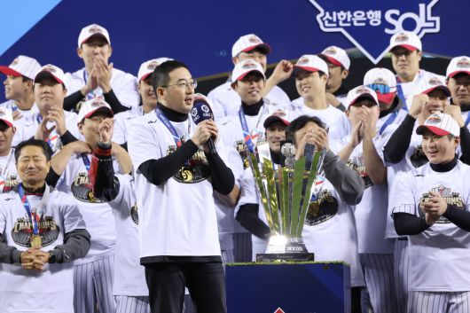13일 서울 잠실야구장에서 열린 2023 KBO 한국시리즈 5차전 kt wiz와 LG 트윈스의 경기. LG가 6-2로 승리하며 한국시리즈 우승을 확정 지은 뒤 시상식에서 구광모 LG그룹 회장이 발언하고 있다. [연합]