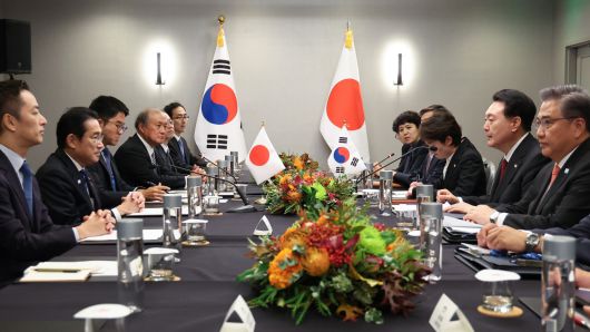 아시아태평양경제협력체(APEC) 정상회의 참석차 미국을 방문한 윤석열 대통령이 16일(현지시간) 샌프란시스코 한 호텔에서 기시다 후미오 일본 총리와 한일 정상회담을 하고 있다. [연합]