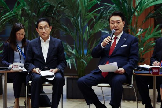 아시아태평양경제협력체(APEC) 정상회의 참석차 미국을 방문 중인 윤석열 대통령이 17일(현지시간) 미국 캘리포니아주 스탠퍼드대 후버연구소에서 열린 한일 스타트업 간담회에서 발언하고 있다. 왼쪽은 기시다 후미오 일본 총리. [연합]