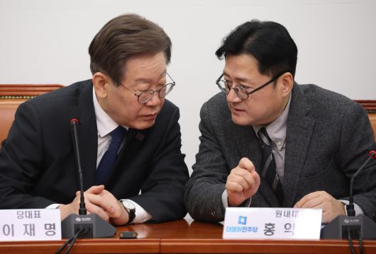 이재명 더불어민주당 대표와 홍익표 원내대표가 1일 국회에서 열린 최고위원회의에서 대화하고 있다. [연합]