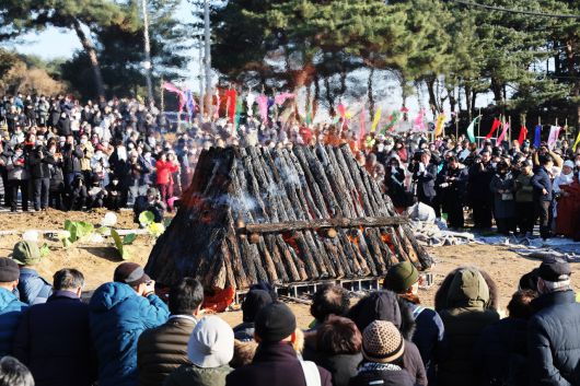 대한불교 조계종 전 총무원장 자승 스님 다비식이 3일 오후 경기도 화성시 용주사에서 엄수되고 있다. [연합]