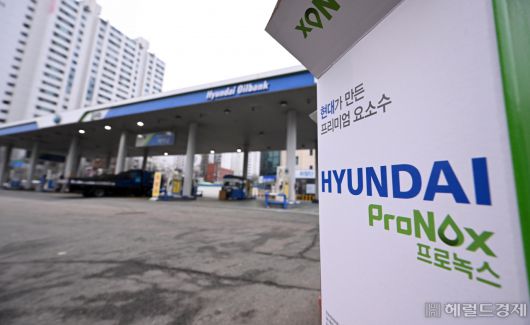 최근 중국 세관이 한국으로의 요소 수출 통관을 돌연 보류한 가운데 6일 서울시 한 주유소에 사용 후 비어있는 요소수 통이 놓여있다. 이상섭 기자