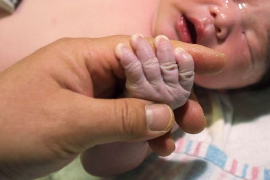 아이의 탄생후 처음으로 아빠의 손가락을 붙잡는모습 [필자 제공]