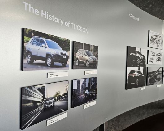 현대자동차는 ‘더 뉴 투싼’ 미디어 갤러리 행사에서 투싼 1세대 모델부터 이번 부분변경 모델까지 이어지는 변화 과정을 소개하는 사진 자료를 전시했다. 서재근 기자