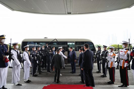 윤석열 대통령이 6일 신임 국가보훈부 차관으로 제2연평해전 승전의 주역인 이희완 해군 대령을 임명하면서 화제가 되고 있다. 윤 대통령이 지난 6월 ‘호국영웅 초청 소통식탁’ 행사를 마친 뒤 제2연평해전 영웅으로 6일 신임 국가보훈부 차관으로 발탁한 이 중령을 배웅하고 있다. [헤럴드DB]