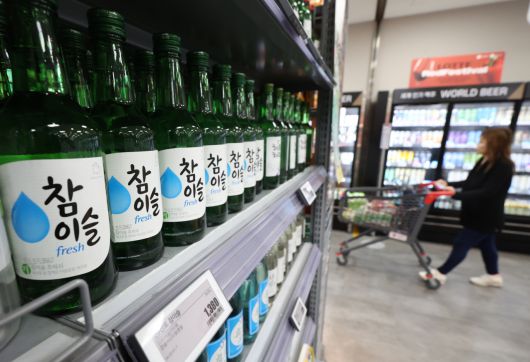 서울 시내 한 대형마트에 주류가 진열돼 있는 모습 [연합]