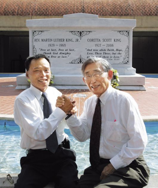 2007년 9월 미국 애틀랜타에 있는 마틴 루서 킹 목사 부부 묘지를 찾은 이철수(왼쪽) 씨와 이경원 기자 [필자 제공]