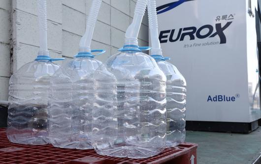 최근 중국 세관이 한국으로의 요소 수출 통관을 돌연 보류한 가운데 4일 경기도 고양시의 한 주유소에 사용 후 빈 요소수 통이 놓여있다. [연합]