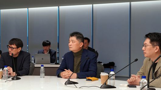 김범수 카카오 경영쇄신위원장이 지난달 20일 경기 성남시 분당구 카카오판교아지트에서 열린 4차 공동체 경영회의에 참석해 있다. 연합뉴스