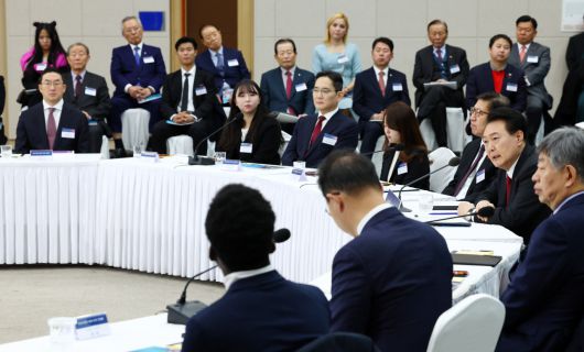 윤석열 대통령이 6일 부산항 국제전시컨벤션센터에서 열린 부산시민의 꿈과 도전 격려 간담회에서 마무리 발언을 하고 있다. [연합]