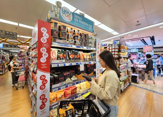 홍콩 파크앤샵 매장에서 현지 소비자가 GS리테일 PB 용기면을 고르고 있다. [GS25 제공]