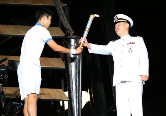 이희완 차관은 ‘미래세대를 대상으로 한 보훈 문화 확산’을 강조했다. 사진은 지난 2015년 10월 문경시 국군체육부대 주경기장에서 열린 2015 경북 문경 세계군인체육대회 개막식에서 성화 봉송에 참여한 이희완 당시 소령이 대한민국 축구대표 이정엽으로부터 성화를 전달받는 모습. [연합]