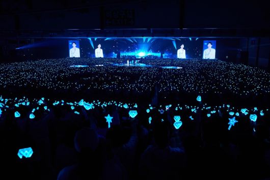 신비롭고 광활한 우주가 콘셉트인 이번 공연은 특히 화려한 스케일을 자랑하는 무대의 향연과 함께 영웅시대의 흥을 자극하는 밴드 세션과 댄서팀의 안무, 보는 즐거움을 더하는 영상과 고화질 대형 전광판 등으로 품격까지 높였다.