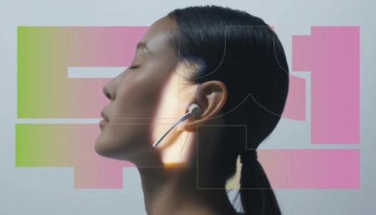 삼성이 애플 에어팟 ‘콩나물 줄기’를 조롱하며 만든 광고