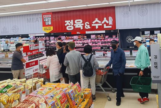 롯데슈퍼 언남점에서 쇼핑을 하고 있는 고객 모습. [롯데슈퍼 제공]