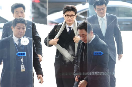 한동훈 법무장관이 지난 20일 국회에서 열린 예산결산특별위원회 전체회의에 출석하기 위해 본청으로 들어서고 있다. [연합]