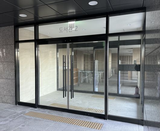 지난 15일 서울 서초구 반포동 ‘래미안 원베일리’. 공공 개방 시설인 도서관의 조명이 꺼진 채 닫혀있다. [박로명 기자]