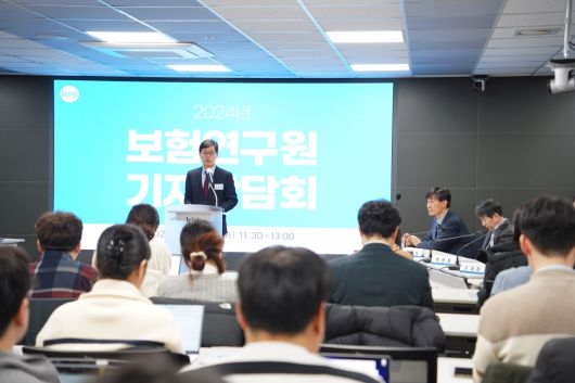 안철경 보험연구원장이 30일 서울 여의도 보험연구원에서 진행된 기자간담회에서 인사말을 하고 있다. [보험연구원 제공]