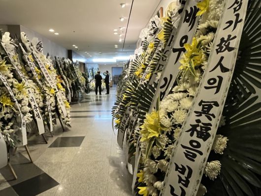 6일 서울 송파구 서울아산병원 장례식장에 마련된 배우 남궁원(본명 홍경일, 전 헤럴드 명예회장)씨의 빈소 앞에 줄 지은 근조화환 모습. 양근혁 기자