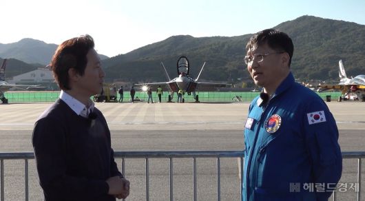 ADEX 2023 공중기동시범 뒤 프로파일럿과 인터뷰하는 진태범 KF-21 수석조종사