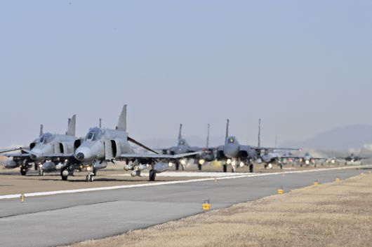 공군은 8일 수원기지에서 한미연합연습 ‘자유의 방패’(FS)와 연계해 압도적 공군력을 과시하는 엘리펀트 워크 훈련을 실시했다. 특히 F-4E의 퇴역을 앞두고 공군의 모든 전투기 기종들이 참가해 팬텀의 명예로운 은퇴를 축하하고 기리는 의미를 더했다. F-4E 전투기들은 오는 6월 모두 퇴역한다. [공군 제공]