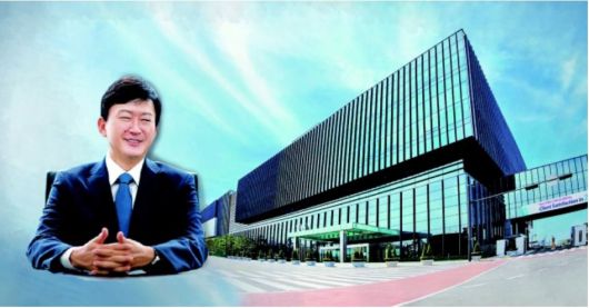 존 림 삼성바이오로직스 대표와 삼성바이오로직스 3공장 전경. [삼성바이오로직스 제공]