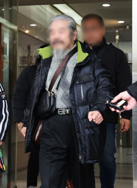 아동 성범죄자 조두순이 11일 오전 경기도 안산시 수원지방법원 안산지원에서 열린 첫 공판을 마치고 나오며 취재진 질문에 답하고 있다. [연합]