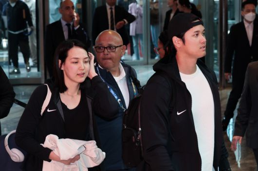 '2024 메이저리그(MLB) 월드투어 서울 시리즈'에 출전하는 로스앤젤레스 다저스 오타니 쇼헤이와 아내 다나카 마미코가 15일 오후 방한 기간 머무를 서울의 한 호텔에 도착하고 있다. [연합]