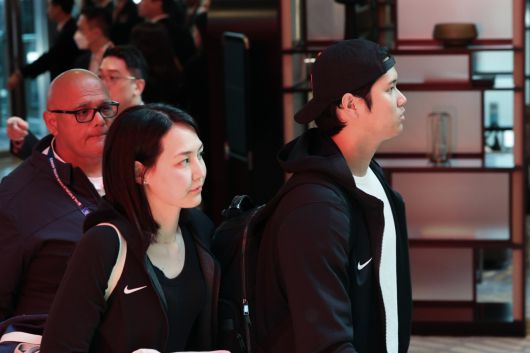 '2024 메이저리그(MLB) 월드투어 서울 시리즈'에 출전하는 로스앤젤레스 다저스 오타니 쇼헤이와 아내 다나카 마미코가 15일 오후 방한 기간 머무를 서울의 한 호텔에 도착하고 있다. [연합]